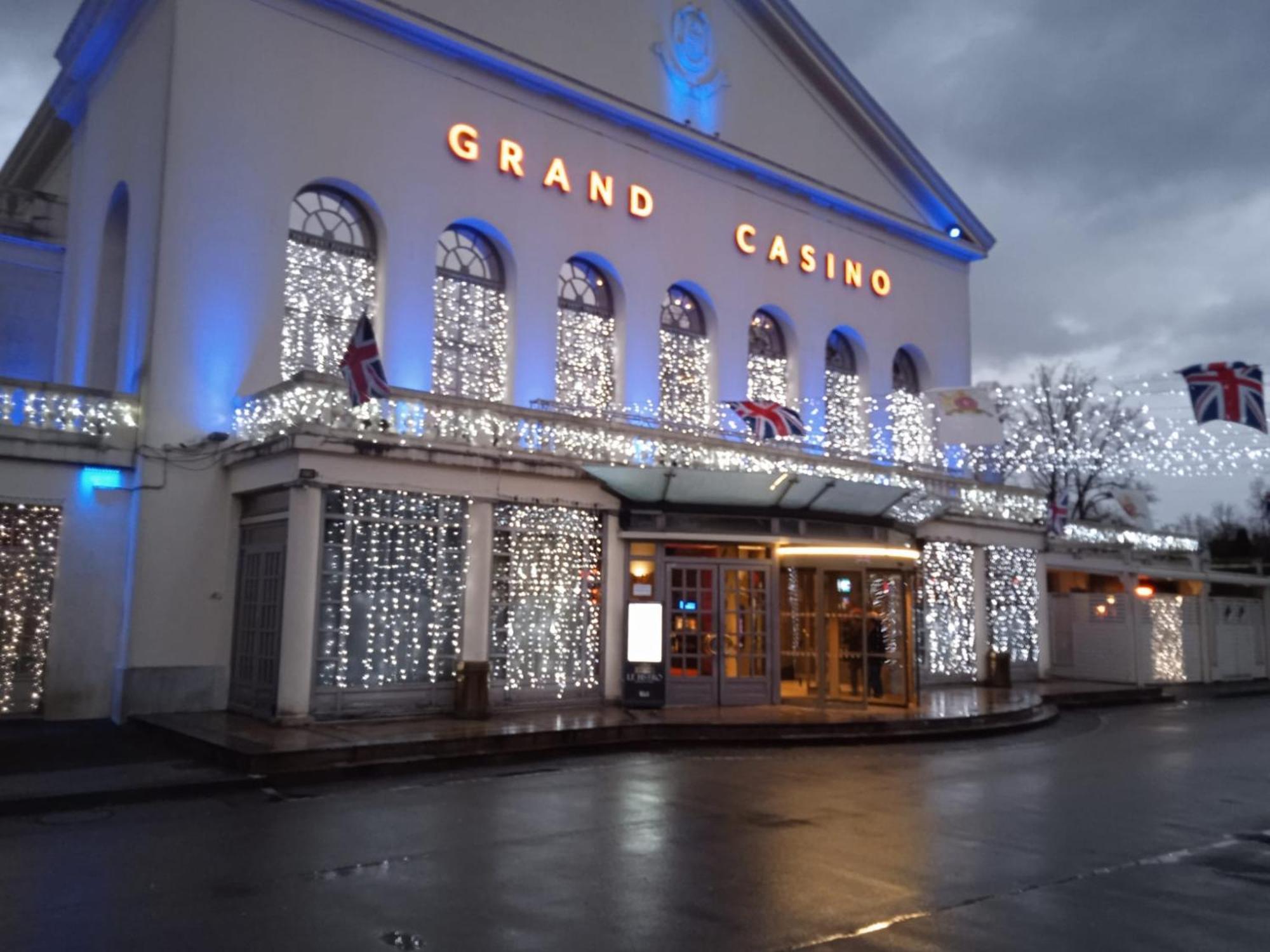 Au Charme Du Lac Espace Bien Etre Et Piscine Chauffe Proche Parc Et Restaurant Du Casino Forges-les-Eaux Exterior foto